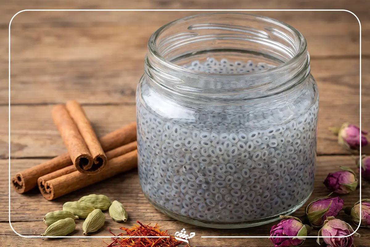 تهیه شربت سنتی با تخم ریحان خیس خورده، زعفران، هل و چوب دارچین